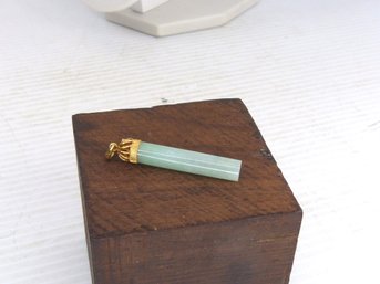 Vintage 14K Yellow Gold & Cylindrical Jade Pendant