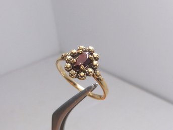 Small Vintage 14 K Yellow Gold & Garnet Ring