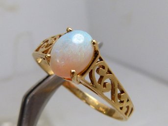 Nice 14K Yellow Gold & Opal Ring