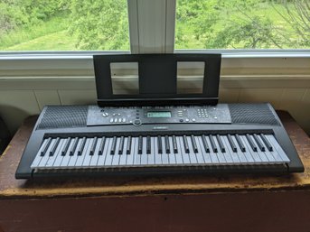 Yamaha EZ 220 Keyboard In Excellent Working Condition