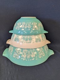 Set Of Three Pyrex Nesting Cinderella Bowls In Turquoise And WhiteAmish Butterprint