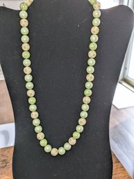 1950's Vintage Green And White Neckace