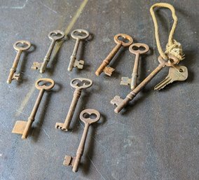 Lot Of 10 Vintage Keys