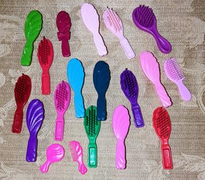 Lot Of Doll Hairbrushes (19 Items)