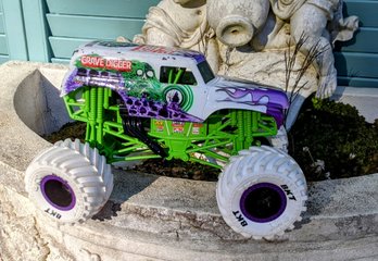 Hot Wheels Monster Jam The Grave Digger Monster Truck
