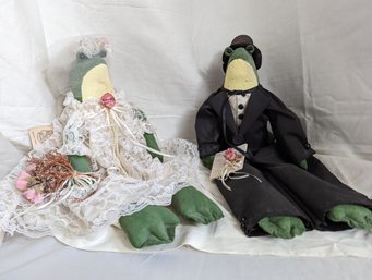 Bride And Groom Decorative Sitting Frogs