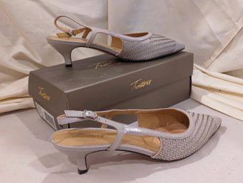 #4. Pair Of Light Grey Kimberly Trotters Size 7W