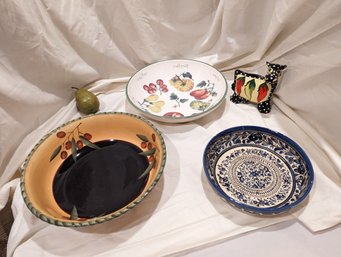 Collection Of 4 Ceramic Pieces Including 3 Serving Bowls And A Decorative Cow
