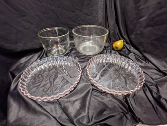Grouping Of 4 Glass Baking Items Including Mixing Bowls And Dishes