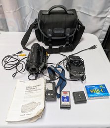 Sony Video 8 Handycam  CCD-TRS54-NTSC/ 12X Zoom - Guide, Chargers, Batteries, Tapes & Case Included