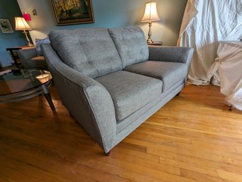 Contemporary Loveseat Thats In Excellent Condition