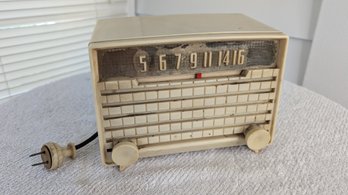 Antique 1950s Sears Silvertone Tube Radio