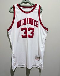 Mitchell & Ness Men's Kareem Abdul Jabbar- #33 Milwaukee Bucks  - Harwood Classics Jersey 1971-1972