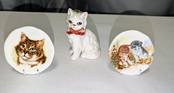 Lot Of 3 Cat Item - 2 Miniature Plates With Stands & 1 Cat With Red Bow Ornament