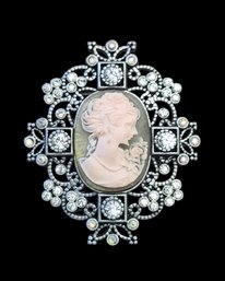 Vintage Cameo Pendant/Brooch