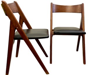 Pair Of Modern Folding Chairs By Stakmore 19' X 16' X 29'