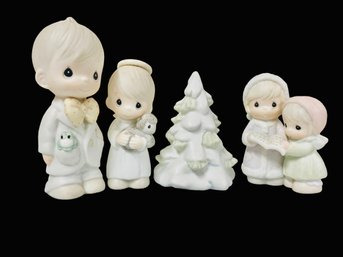 Precious Moments Christmas Tree Wit Three Figurines