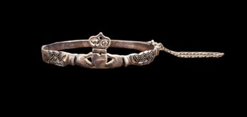 Silver Tone Claddagh Bracelet With Clasp