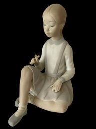 Lladro Retired 'GIRL WITH FLOWER' #4596-Matte Finish-Height (in): 6.00