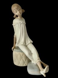 Lladro Retired 'girl With Mother's Shoe'-Matte Finish- #1084- Height (in): 7.50