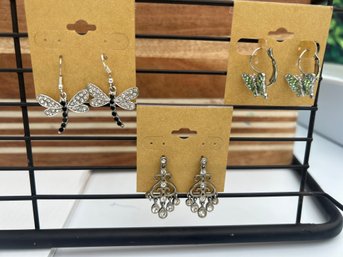 Earrings Sparkly W Silver Posts