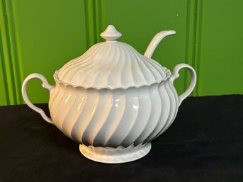 Johnson Brothers Regency Snow White Swirled Soup Tureen, Ladle & Lid