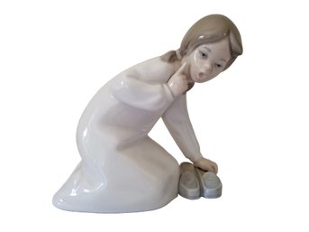 Vintage Lladro 'Little Girl With Slippers' Porcelain Sculpture Figurine Hand Made In Spain