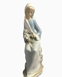 Llardo Figurine 'Girl With Lilies Sitting'