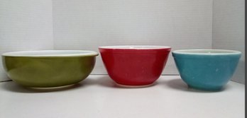 Classic Vintage Pyrex Bowls In Green (2 Qt), Red (1-1/2 Qt) And Blue (unmarked Size)   C4