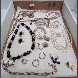 Jewelry Lot Mixed Gold & Silvertone, Beads, Sparkles Including LOFT Necklace   C3