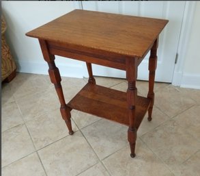 Vintage Early 1900s Oak End Table Great Detail On The Turned Legs & A Lower Shelf