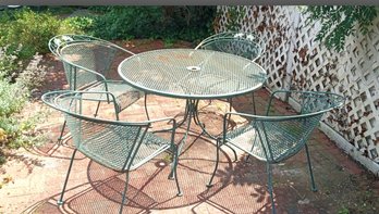 Nice Vintage Outdoor Wrought Iron Round Table And Four Chairs