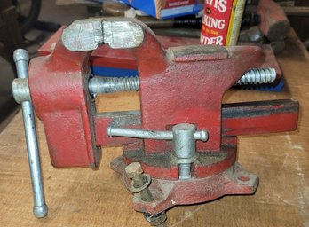 Heavy Duty Bench Vise With Anvil Surface That Swivels