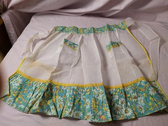 Vintage Apron With Daisies Polyester And Cotton/poly Blend