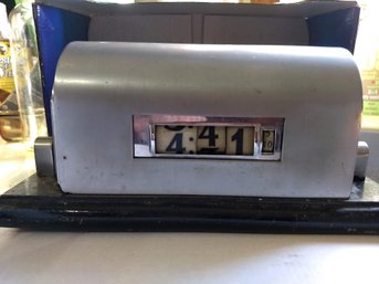Collectible - Cool Old Art Deco Clock With Blocks Or Numbers
