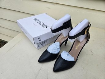 #70: Pair Of NEW In Box Dream Pairs Black High Heels US Size 7 With 4.5 Heels.