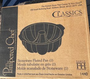 New In Open Box Pampered Chef Family Heritage Stoneware Fluted Pan #1440