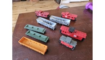 #97- Lot Of 9 Vintage HO Train Cars Including 4 Cabooses