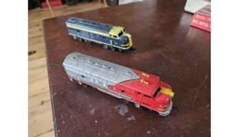 98- Lot Of 2 Vintage HO Sante Fe Train Engines In Good Condition