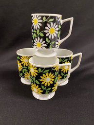 Set Of 4 Vintage Mod Flower Power Daisy Pedestal Coffee Mugs