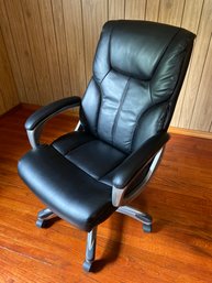 Leather Office Desk Chair Comfortable And Adjustable In Great Condition