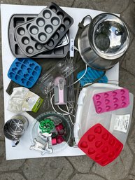 Expansive Baking Lot With Pyrex Glass Pie Dishes, 4 SS Mixing Bowls & Red Checkered Apron - Lot 2