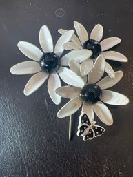 Vintage Art Deco Enamel Pin Brooch - Clustered White Daisies With Butterfly