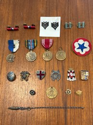 Nice Lot Of Vintage World War One Military Army Medals Pins Rank Ensignias (18)