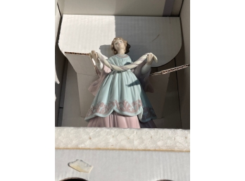 Lladro Nao #6125 Angel Offering Porcelain Nativity Figurine - BOXED!