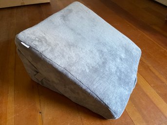 Brookstone Grey Wedge Pillow Appears Never Used