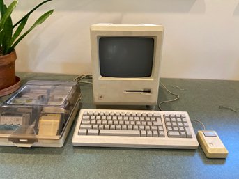 Macintosh Plus 1MB Keyboard Mouse Discs Power Sends Chimes No Screen