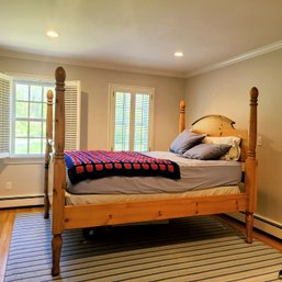 Beautiful Colonial Knotty Pine 4-poster Queen Size Bed