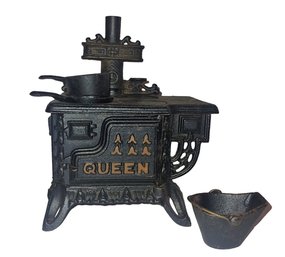 Vintage QUEEN Salesman's Sample Miniature Cast Iron Stove With Accessories