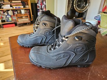 #118 - Rossignol Woman's US Size 6.5 / 37 Cross Country Ski Boots Like New.